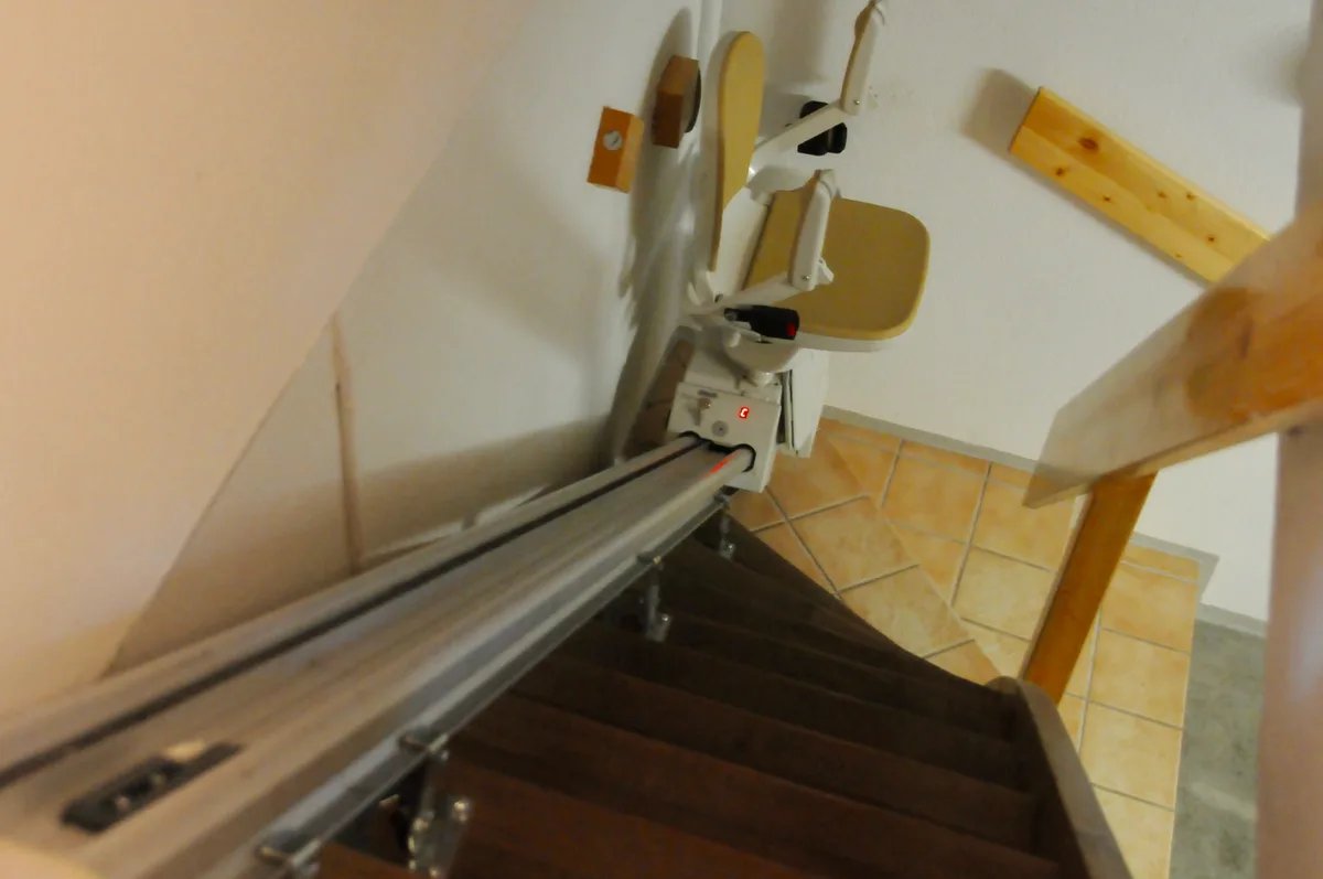 Man sieht einen Treppenlift.